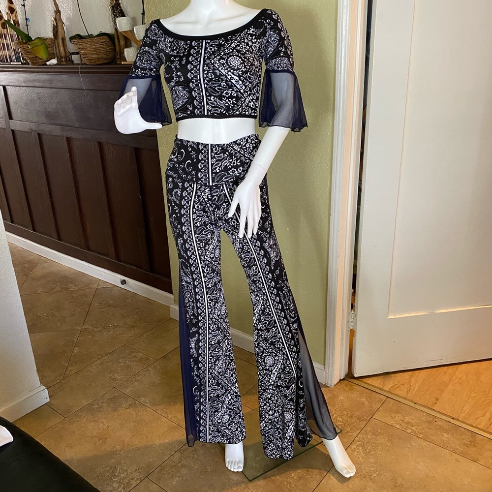 2 pieces with navy mesh on the side!
